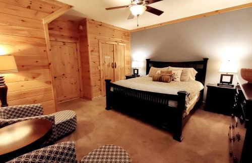 Water's Edge, Covered Porch, Deep Creek as your Backyard Haven, Hot Tub, Pool Table, Fire Pit, Close to Town & Entrance to National Park - Foto 16