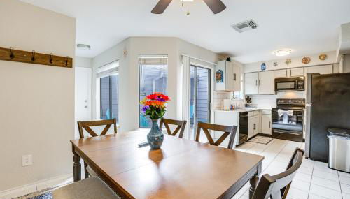 Lake-View Townhome with Pool Access in Houston Area! - Foto 2