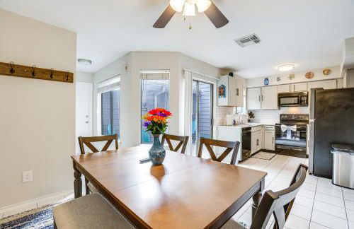 Lake-View Townhome with Pool Access in Houston Area! - Foto 2