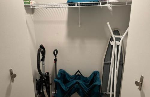 Cozy 2 bedroom condo by lakeshore - Foto 23