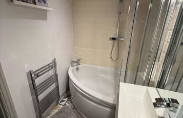 Cosy 4BR house, West Didsbury, bars and restaurants close by, Free Parking, Sleeps 8 - Photo 44