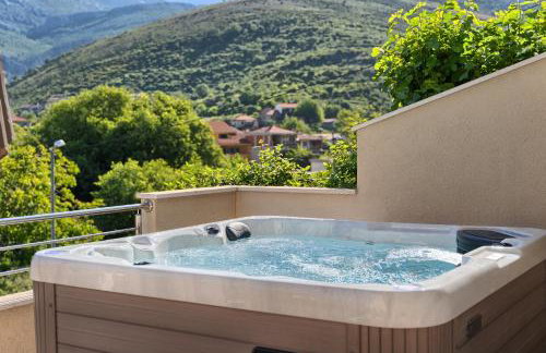 Romantic retreat private jacuzzi and mountain views Split area - Photo 33