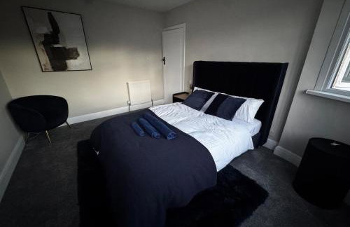 Modern 3-Bedroom House with Private Parking - Photo 9