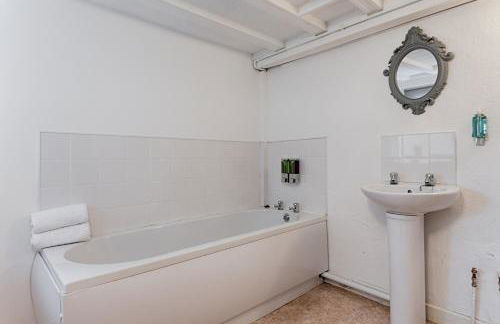 1 Bed Home - Parking - Great for Contractors - Foto 13