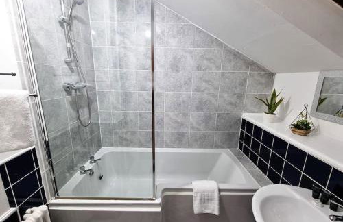 *F1*5GH* Setup for your most relaxed & amazing stay + Free Parking + Free Fast WiFi * - Foto 44