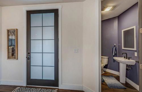 Cozy mountain home w riverfront patio - Foto 73