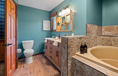 Relaxing Pocono Stay Near Lake with Hot Tub & BBQ - Foto 42