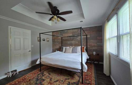 Pet Paradise on Main Fenced Yard Included - Foto 13