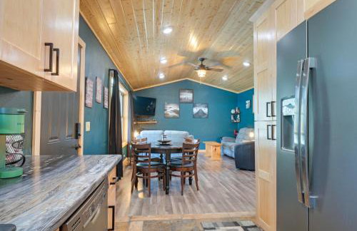 Northwoods Escape Lakeside Retreat with Deck - Foto 8