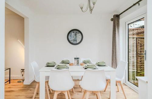 Fowler House 2 Bedroom ,Free WIFI, Parking, Crawley, Close to Gatwick Airport, Contractor friendly, business travellers - Foto 22