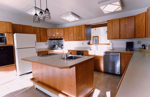 Charming, Spacious, Contemporary Mountain Retreat - Foto 10