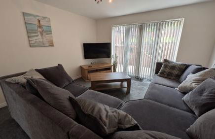 Large Modern House with Private Parking - Foto 50