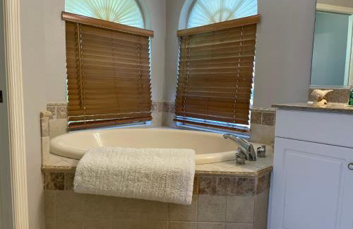 Relax with nature in our Waterfront 4 bedroom -HEATED POOL HOME-KING BED - Foto 24