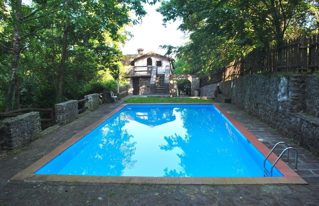 Peaceful Retreat With Shared Pool - Photo 18