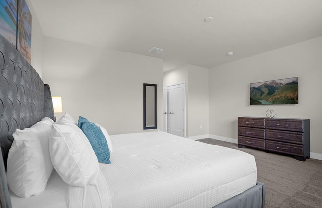 Modern 4BR Family Home With Private Pool - Photo 29