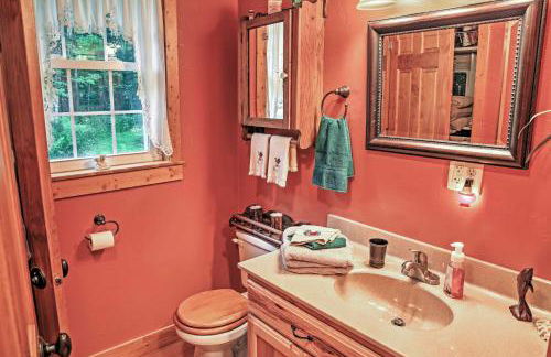 Secluded Birnamwood Cottage with Deck and River Views! - Foto 10