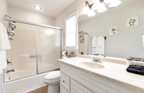 4BR Cozy Family Retreat Near Mall of GA, Near Lake Lanier - Sleeps 10 - Foto 50