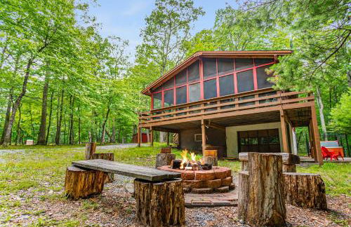 Cabin w hot tub & kayaks by river - Foto 6