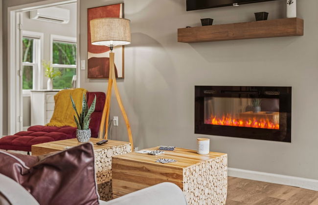 Inn the Poconos by Avantstay Private Lake Access Enclosed Hot Tub - Photo 7