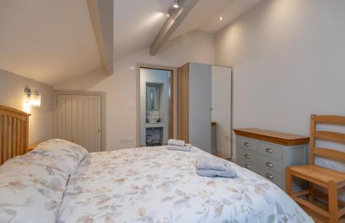 Sleeps 6 4 bedrooms 2 minute walk to the Square Hosted Happy Valley Cast - Photo 50
