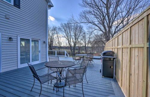 Morrisonville Manor with Fire Pit and Hot Tub! - Foto 34