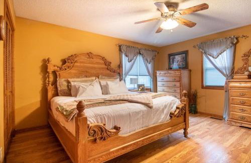 Sleeps 12! Main Level Primary Suite-Beautiful Backyard Oasis - Photo 14