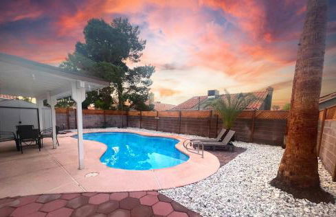 Large Pool & Patio Cozy Single Story Family House - Foto 15