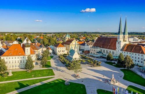 C4S COME4STAY Altötting - 3-Zi Whg I Zentrale Lage I Parkplatz I Balkon I WIFI I SmartTV I 1 Kingsize, 1 Queensize Bett I Office Arbeitsplatz I Wohnbereich mit Couch und Essbereich I voll ausgestattete Küche I Nespresso - Foto 30