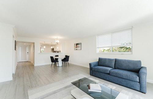 Modern Two Bedroom Suite with 2 King Beds Pool and Steps from the Beach - Foto 9