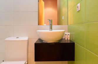 Modern Flat with Balcony & Garage by HostWise - Foto 28