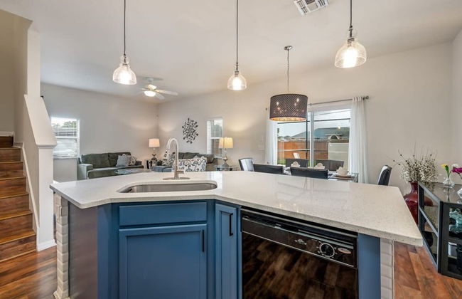 Remodeled Gem - Comfort and Location - Foto 35