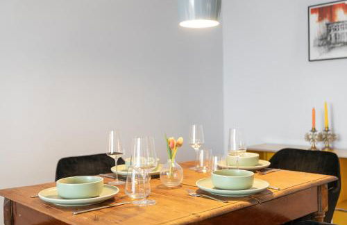 CLS Zentrale City-Wohnung in Hamburg mit E-Laden und Tiefgarage, Klimaanlage, gratis WLAN, Smart TV, großer Balkon, Nespresso Maschine inklusive Kapseln, Blick über Hamburg, Parkplatz, Cafe im Haus, Bushaltestelle direkt gegenüber, Flex Check In - Foto 8