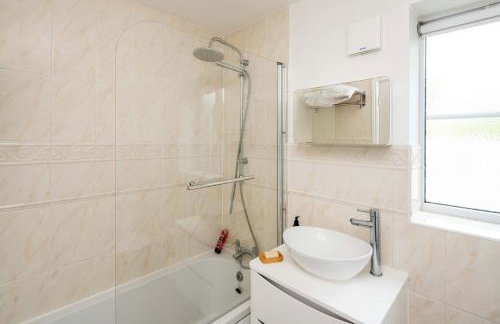 Loughton Hideaway: Cozy 1BD Near Tube & Nature - Foto 17