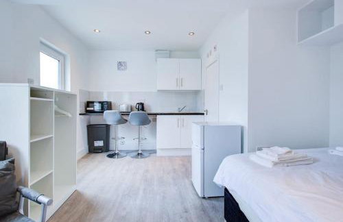 Comfy and Convenient Studio Suite Lewisham with Free street parking, WIFI and quick access to central London Sleep 3 - Photo 2