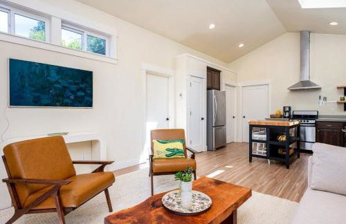 Cozy Laurelhurst Retreat - Photo 26