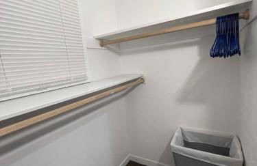 Airy Modern 2BR/2BA - Parking + Laundry + Sleep 6 - Foto 11