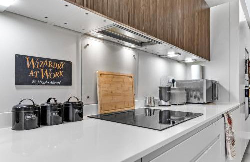 The Lumos House - 4 Bed Home w Parking near Harry Potter Studios - Foto 35