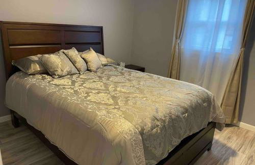 Cozy Roomy family sized apartment on major bus route close to all - Foto 69