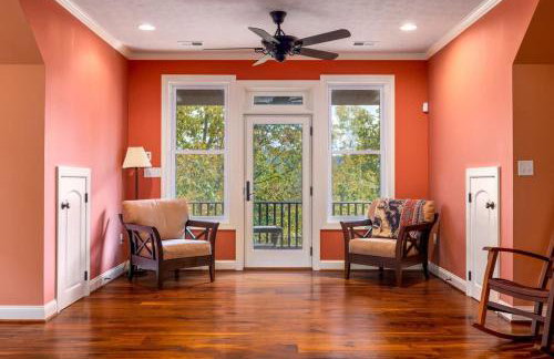 Riverbend Lodge Spacious Riverfront Home with Hot Tub Pool & Mountain view - Foto 41