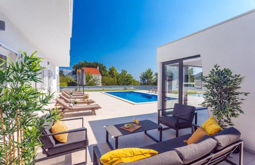 VILLA ALMIC with heated pool, 5 bedrooms, Gaming room, a multi-use playground court - Photo 3