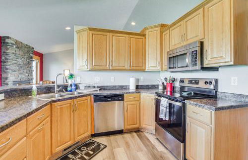 Hot Tub and Fenced Yard Spacious Fargo Home! - Foto 7