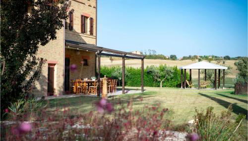 6 Bedroom Beautiful Home In Treia - Foto 2