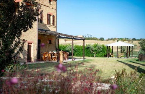 6 Bedroom Beautiful Home In Treia - Foto 2