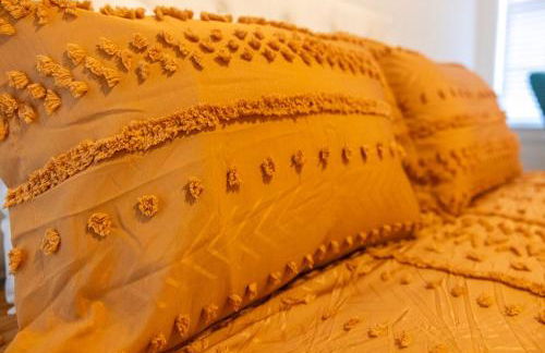 Cozy 1BR with Private Balcony, Gym, Pool & Workspace - Foto 27