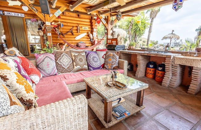 Luxurious Private Cabin Pool Hottub & Fireplace - Photo 10