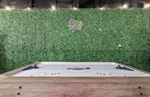 Game Room and Huge Yard with Fire Pit Yard Games and BBQ Near UE and Downtown - Foto 51