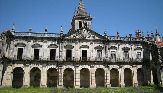 Tour privado por el monasterio de Santa María de Pombeiro - Foto 4, Fachada sur del monasterio de Santa María de Pombeiro