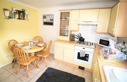 2 Bed Semi - Sleeps 4 - Private Garden & Parking - Quiet Cul De Sac Location - Dog Friendly - Fast Wifi - Close to Motorway Access - Foto 5