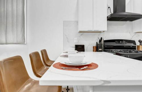 Stylish And Roomy Full House Dtwn - Photo 11