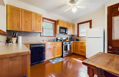 Walkable 1900s Home with Porch in Downtown Buda - Foto 6